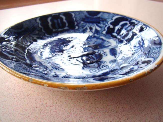 An exceptional 18th century Dutch Delft plate in the 'peacock' pattern from the De Porceleyne Claeuw factory circa 1730 — image 3